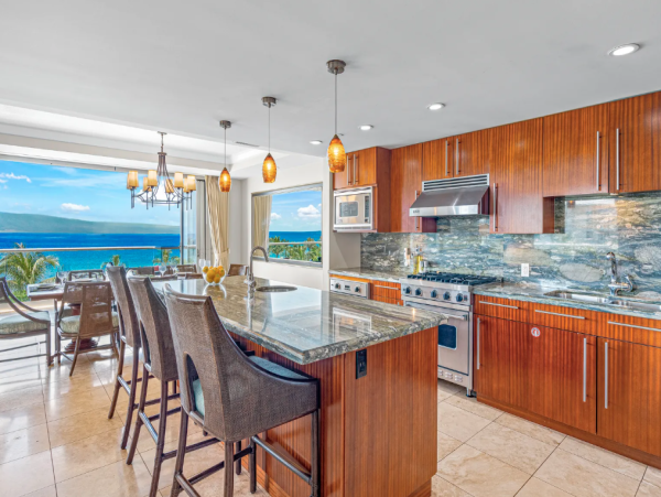 Gorgeous 6-Bedroom Retreat in Maui with Amazing Views